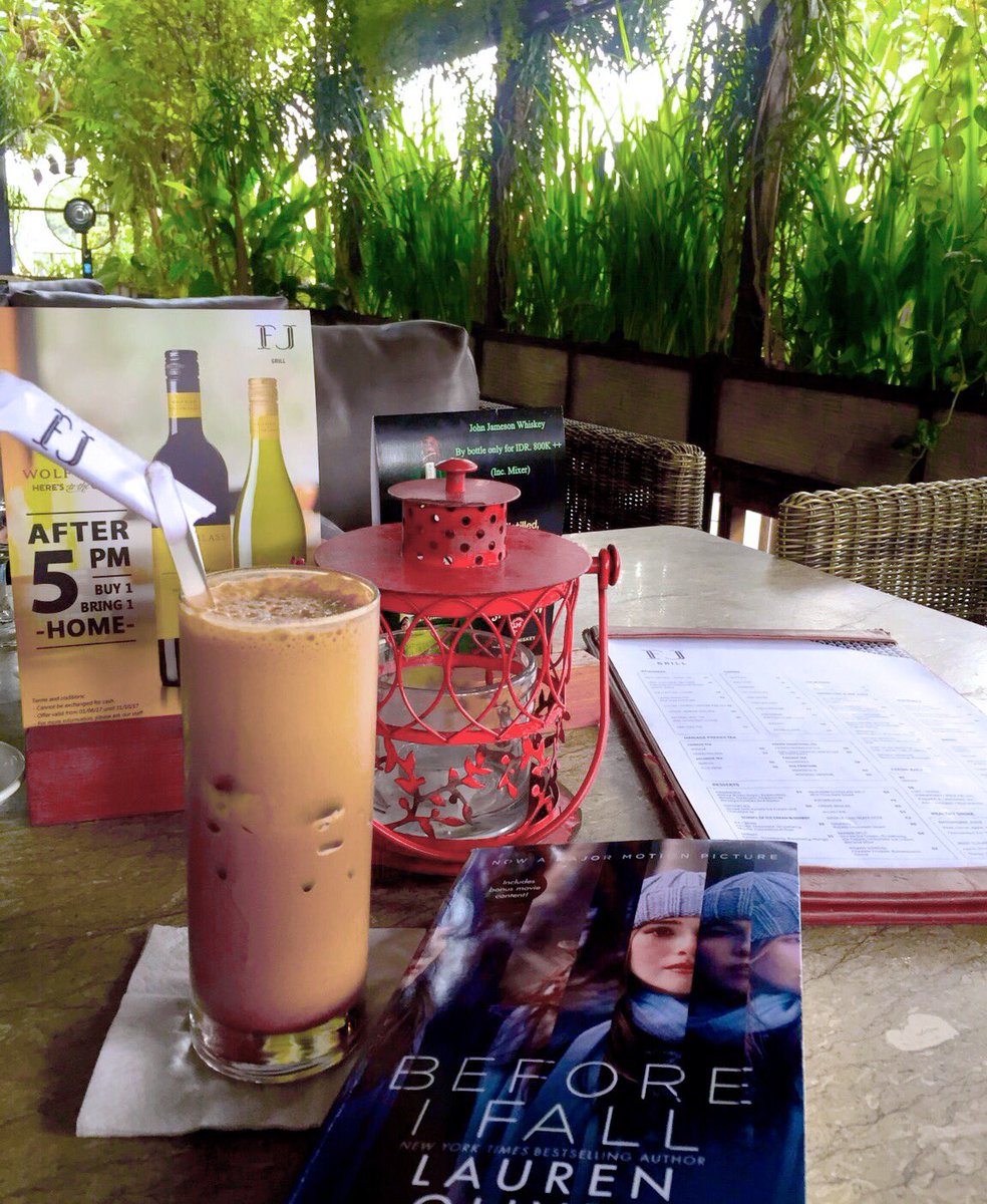 phep2x's tweet photo. Just another book and ice mocha https://t.co/agkO7Z3GQI