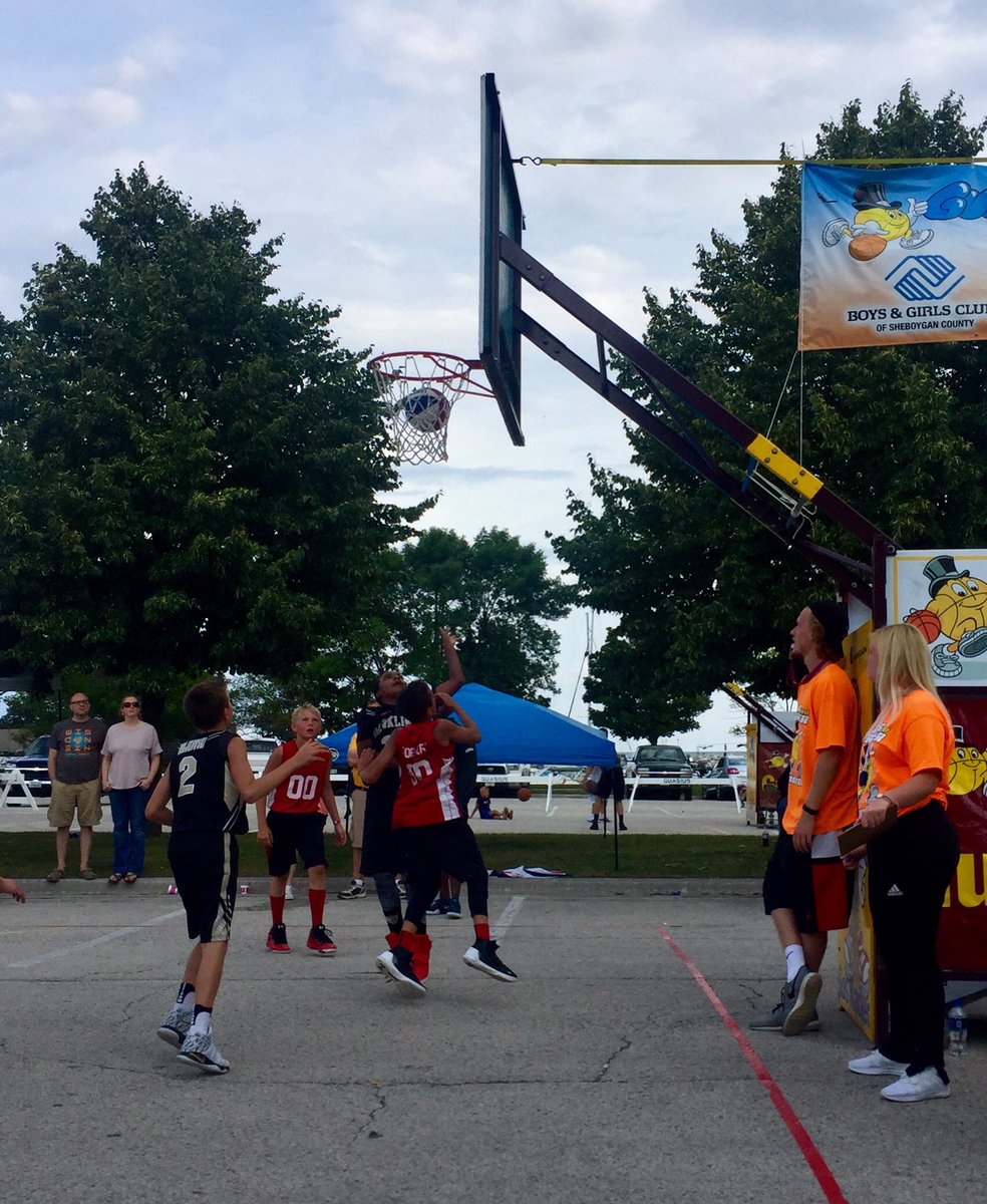 saberhoops's tweet photo. Future @saberhoops ballers 2021/24 going to work @gusmacker3on3 Opportunities giving more success-they put work in, are you? #worktoearnit https://t.co/PRjLzwD4LD