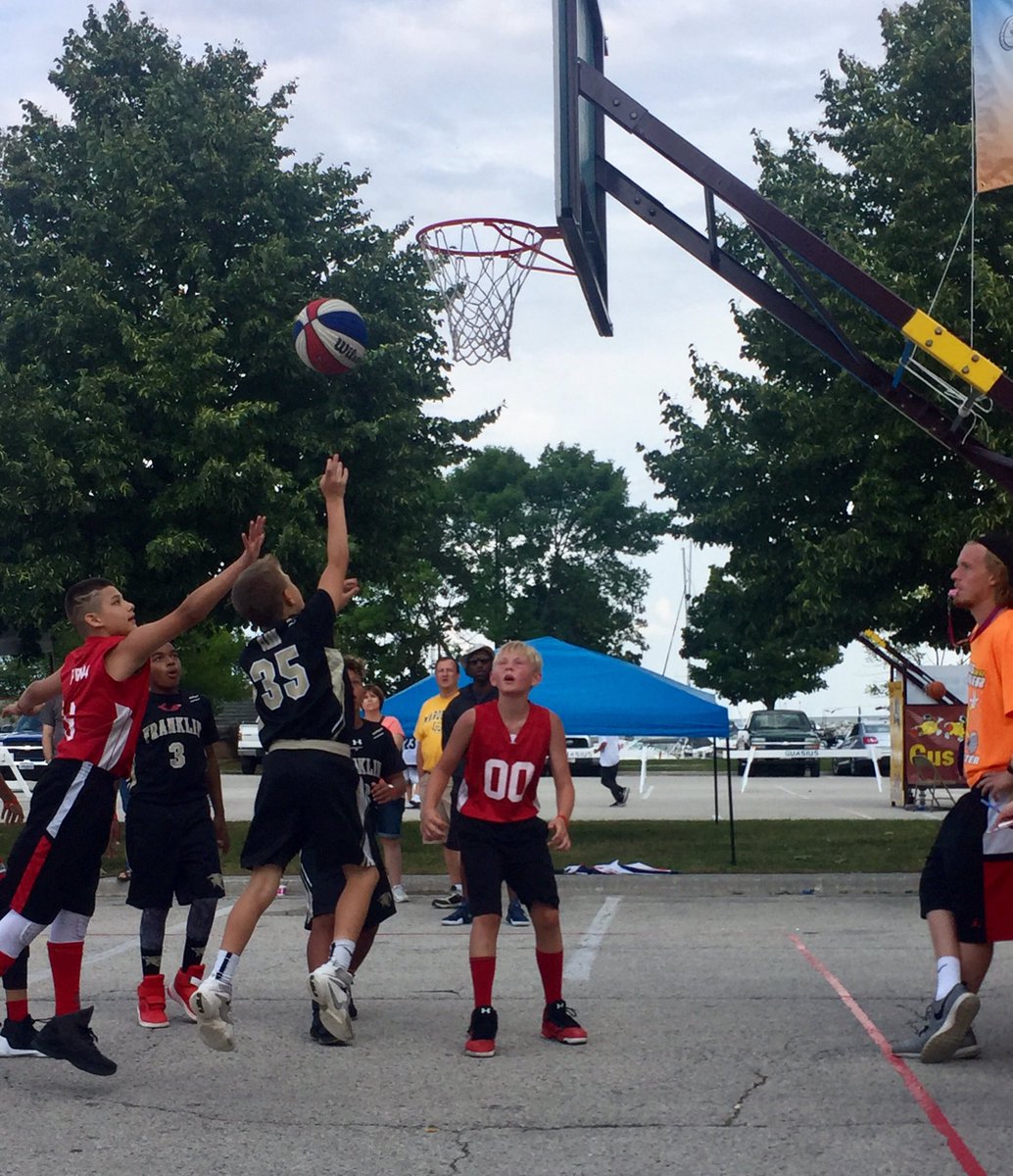 saberhoops's tweet photo. Future @saberhoops ballers 2021/24 going to work @gusmacker3on3 Opportunities giving more success-they put work in, are you? #worktoearnit https://t.co/PRjLzwD4LD