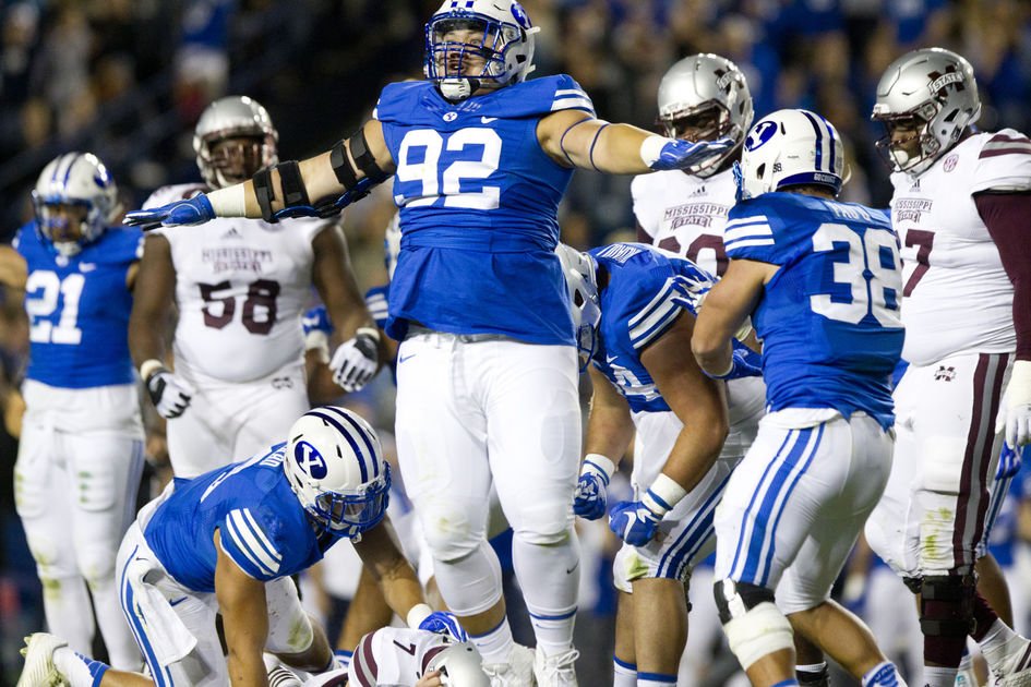 BYUCougarblue's tweet photo. BYU Football: Sacking the quarterback a shared experience https://t.co/LqGzuMLCpL https://t.co/NFgB7ZoxUT