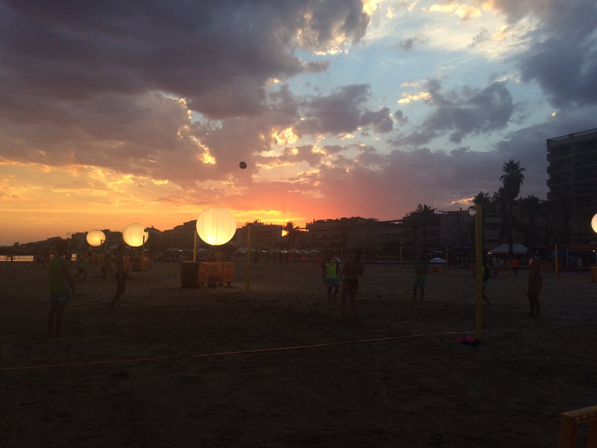 Alexaandra_1503's tweet photo. 🌅🏐🌊😍 #VichyCatalanVolei #VoleiNitCunit https://t.co/sXOu5NQsrP