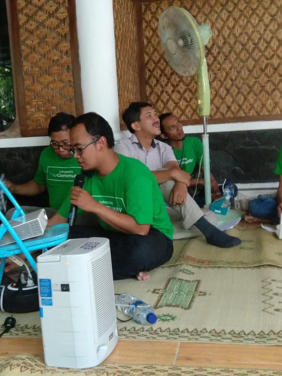 topcomjogja's tweet photo. Kak Darin sedang menjelaskan fitur2 dasar @tokopedia di Nobar Agustus #TopCommunityJogja 😍 https://t.co/LrA7J57QMq