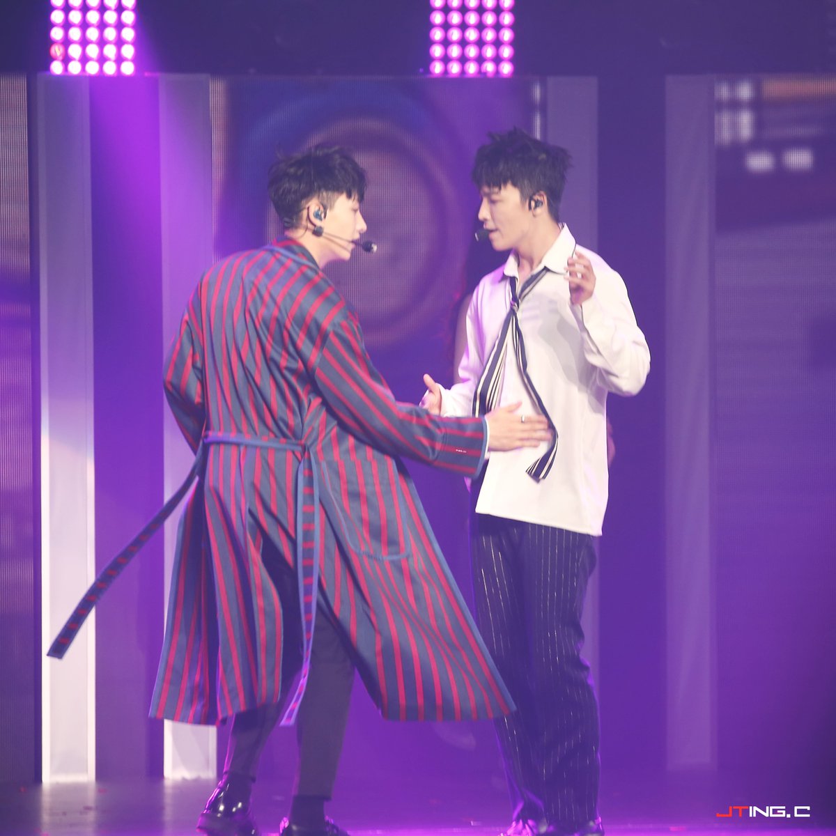 heechulting's tweet photo. 170805 SMT IN HK #smtownhk#DnE part①
Donghae thought Eunhyuk wanted to hold his arm but Eunhyuk wanna hug his waist actually
【NO EDIT】 https://t.co/Kk61l4BDlb