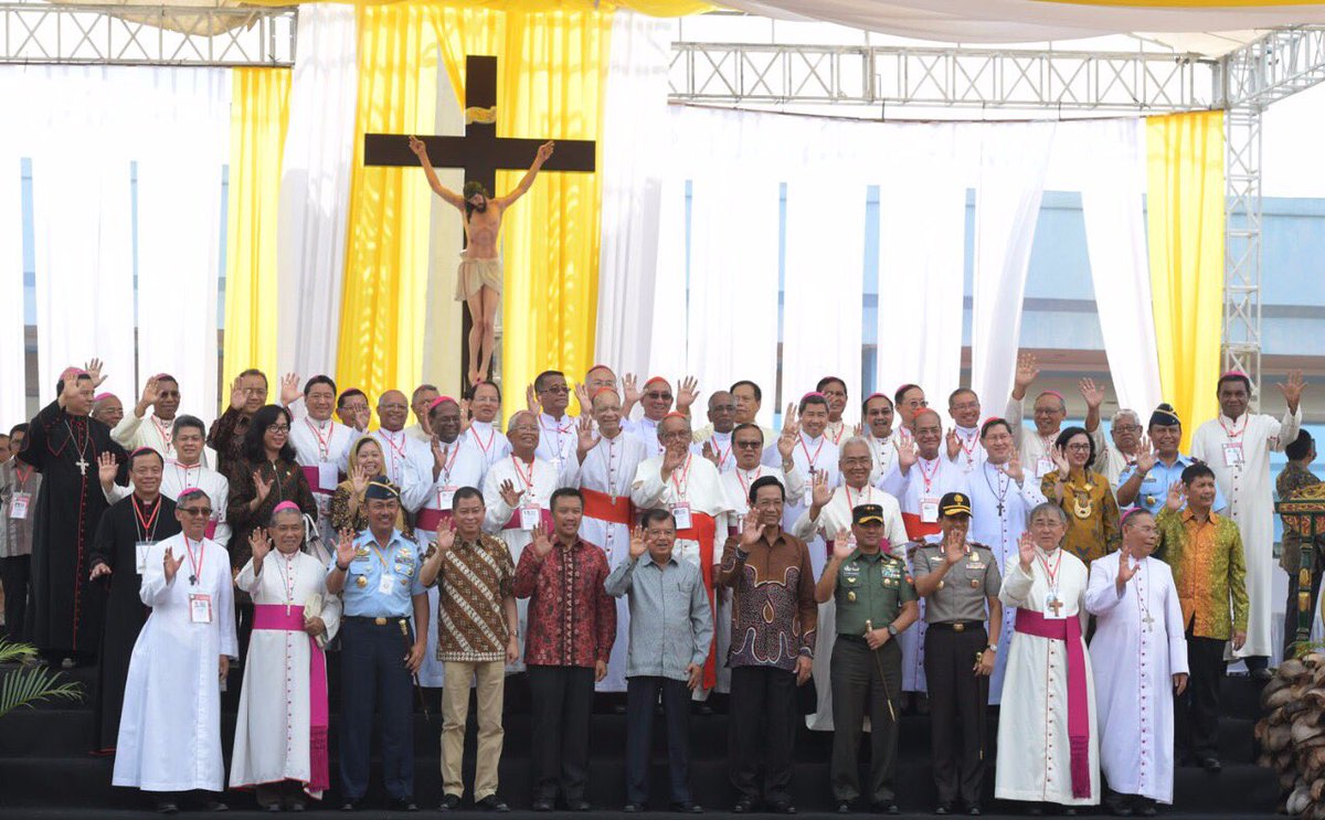 imam_nahrawi's tweet photo. 1.Dampingi Pak Wapres @Pak_Jk menutup The 7th Asian Youth Day. Pemuda Katholik yg berkumpul menyampaikan pesan damai bg dunia.-IN #AYD2017 https://t.co/iig5SU5DZo