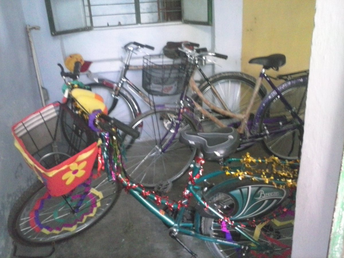 arisha_fatima10's tweet photo. @NIVEA_INDIA My Sis @fatima_zoya26 n I decorated our Cycle for 2hrs for a Cycle Rally n We Won "The Best Decorated Cycle Award"🎊 #FirstBFF #FriendshipDay https://t.co/EqhrWOaXzg