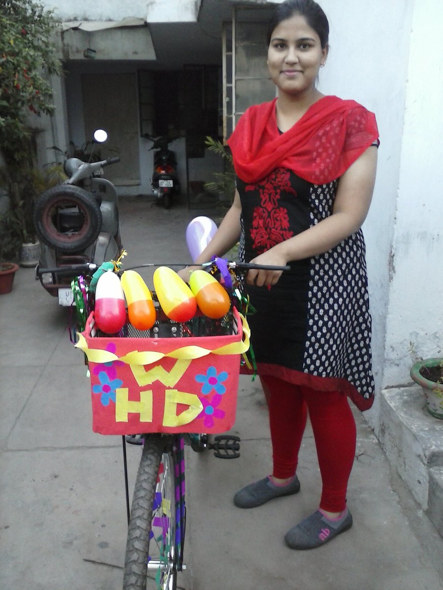arisha_fatima10's tweet photo. @NIVEA_INDIA My Sis @fatima_zoya26 n I decorated our Cycle for 2hrs for a Cycle Rally n We Won "The Best Decorated Cycle Award"🎊 #FirstBFF #FriendshipDay https://t.co/EqhrWOaXzg