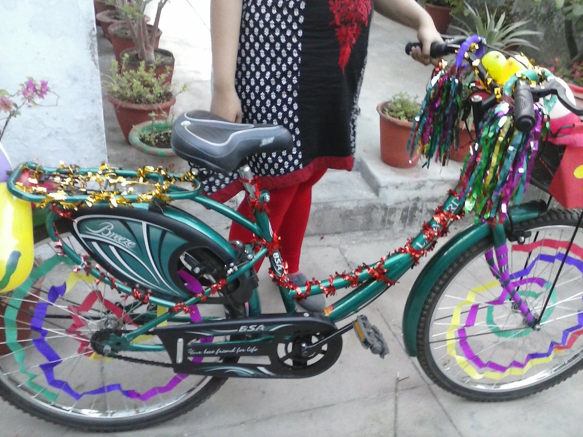 arisha_fatima10's tweet photo. @NIVEA_INDIA My Sis @fatima_zoya26 n I decorated our Cycle for 2hrs for a Cycle Rally n We Won "The Best Decorated Cycle Award"🎊 #FirstBFF #FriendshipDay https://t.co/EqhrWOaXzg