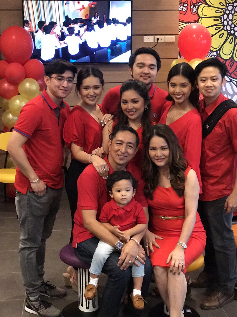 gwendoliinne's tweet photo. So much love for this fam💛🍟 https://t.co/7ys8shByFq