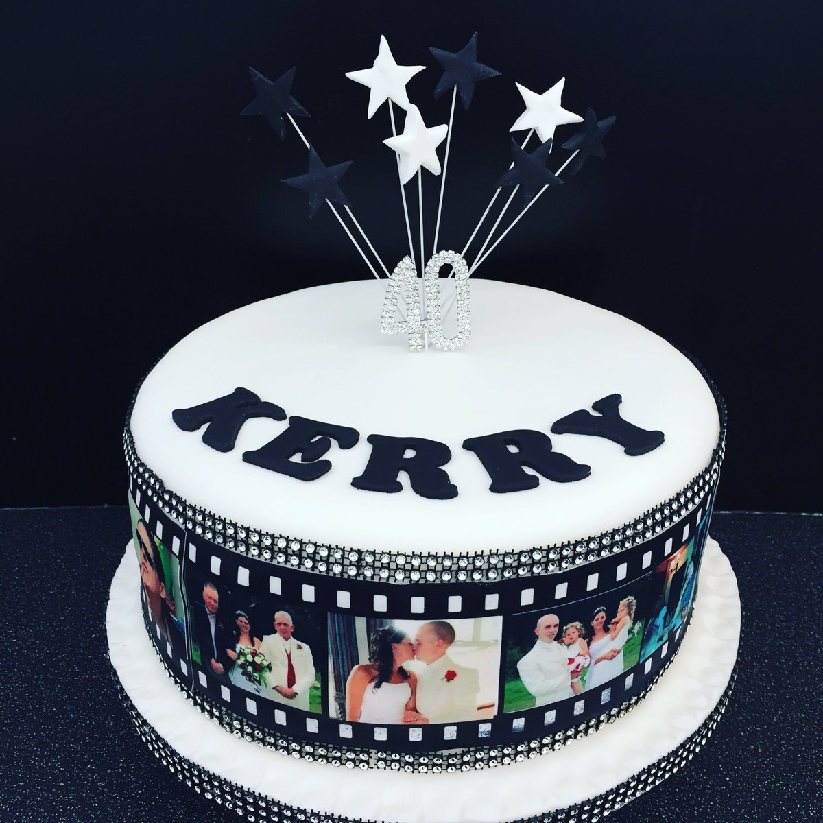KaysCakeWorld's tweet photo. #photoreelcake #kayscakeworld #bushfairservicebays #40thbirthdaycake #blackandwhitecake #bling #stars #diamante https://t.co/NWhPVgCAl1