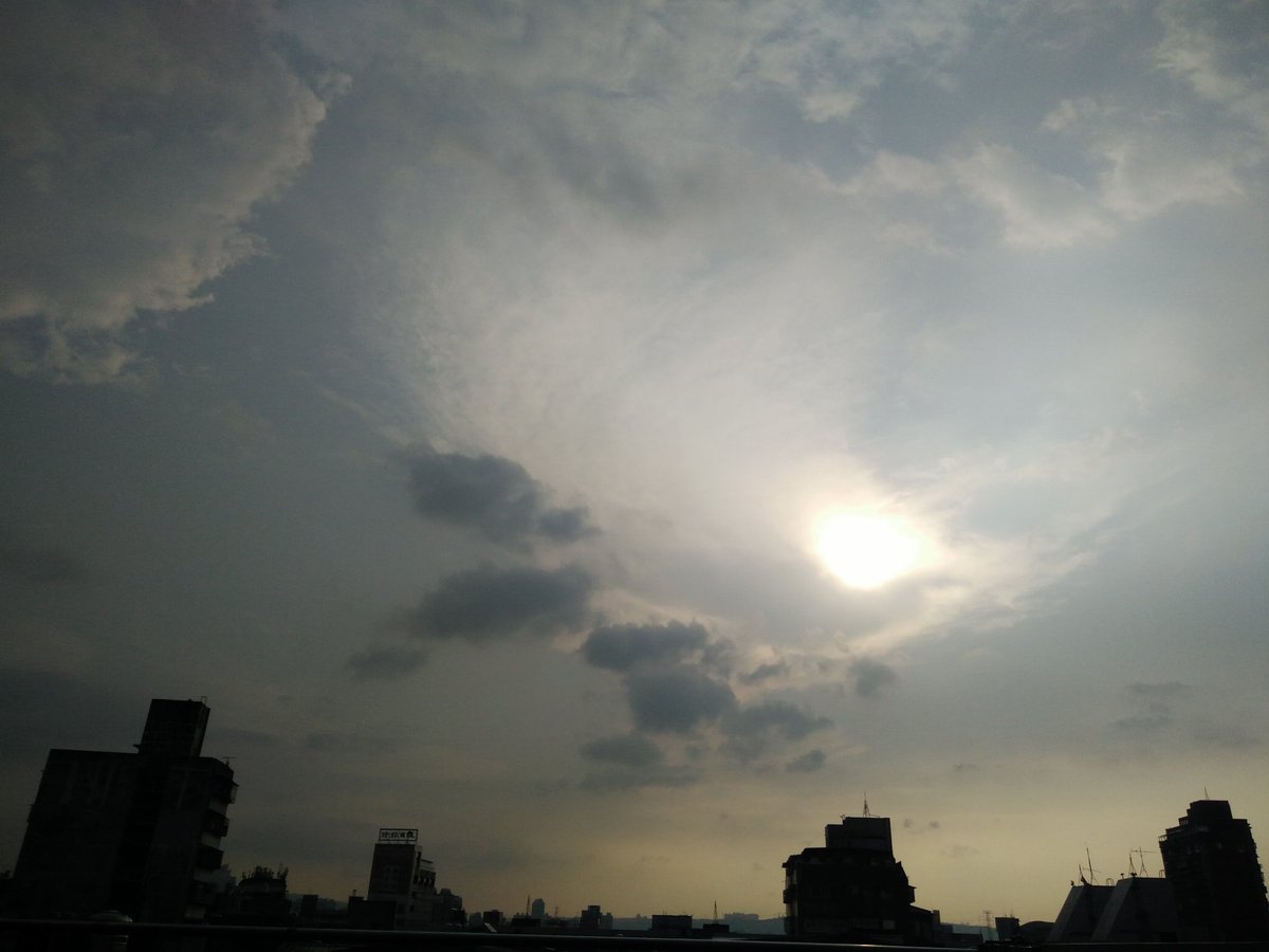SuelyneeHo's tweet photo. 最開始的心態本來就是想藉由畫畫或影像作品舒發心境，然後一直保持著，所以也就得失心沒那麼重。也許，跟自己不是靠創作吃飯有很大的關係…無論是哪個，純然的心很重要，喜怒哀愁都好 https://t.co/cTv7Xp48wD
