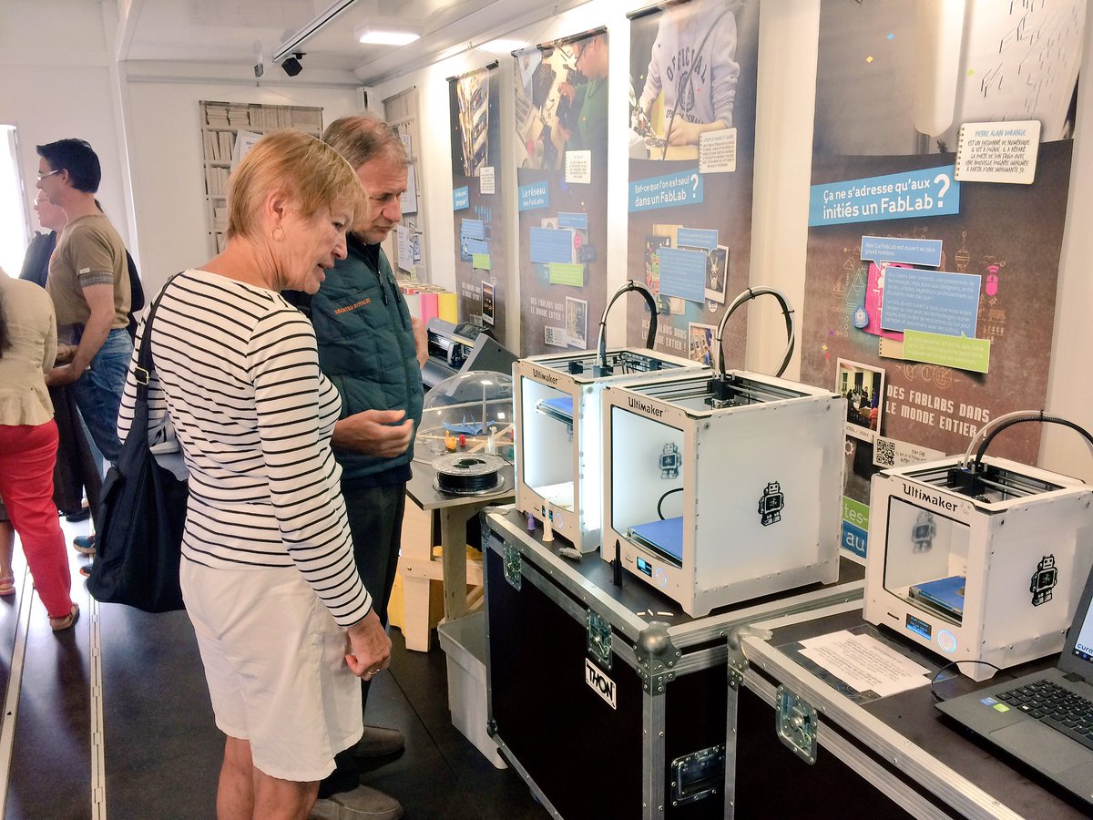 instantscience's tweet photo. Déjà quelques curieux découvrent Le Propulseur au village des sciences du Festival d'Astronomie de #Fleurance #FAF17 https://t.co/YPrUCvyOJ8