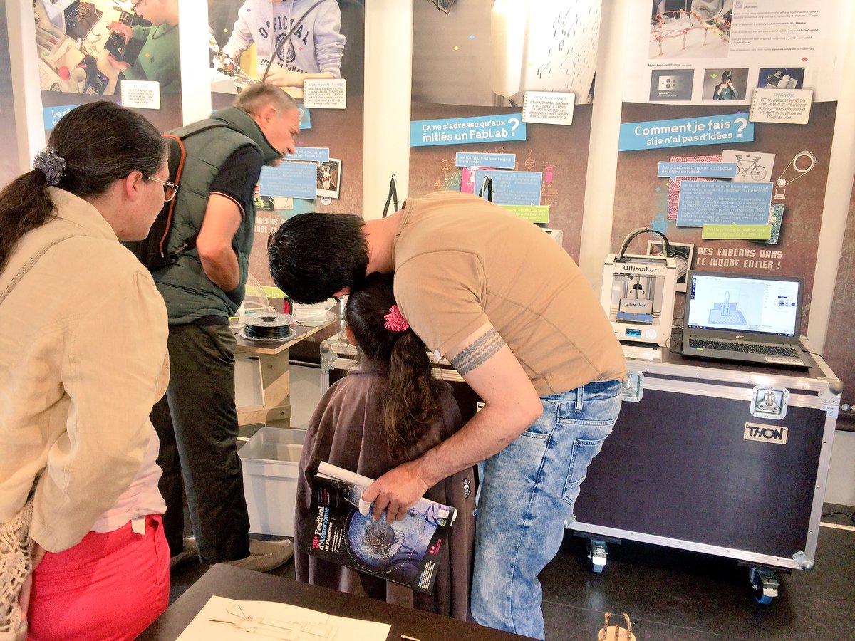 instantscience's tweet photo. Déjà quelques curieux découvrent Le Propulseur au village des sciences du Festival d'Astronomie de #Fleurance #FAF17 https://t.co/YPrUCvyOJ8