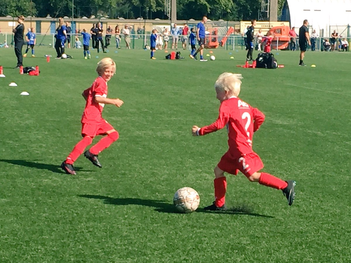 kvkjeugd's tweet photo. LIVE: Onze U9 en U10 zetten hun beste beentje voor tegen Club Brugge onder een stralende zomerzon! 🌞⚽️ #fun #kvk 🔴⚪️ https://t.co/mGz6Tio0Jc