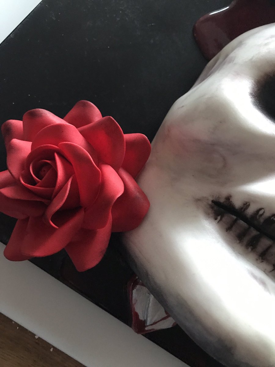 Pinkfluffcakes's tweet image. Skull &amp;amp; heart cake similar to the tattoo that Charlie has.  Happy 21st Birthday 🎈🎉🎈