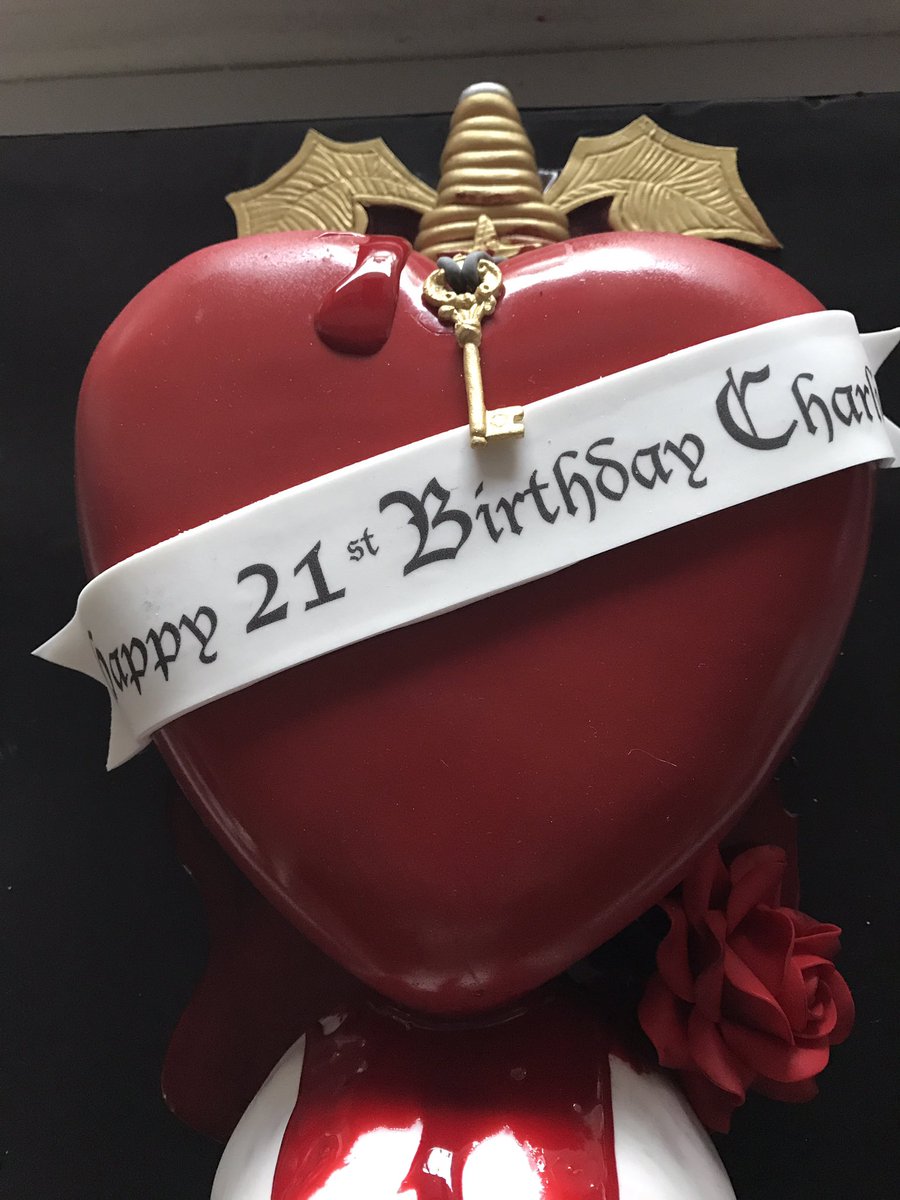 Pinkfluffcakes's tweet image. Skull &amp;amp; heart cake similar to the tattoo that Charlie has.  Happy 21st Birthday 🎈🎉🎈