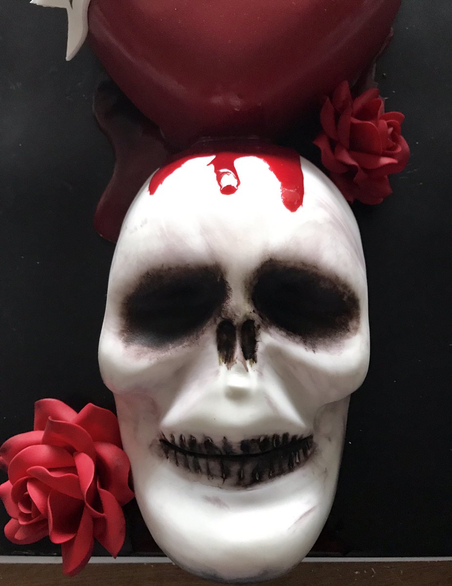 Pinkfluffcakes's tweet image. Skull &amp;amp; heart cake similar to the tattoo that Charlie has.  Happy 21st Birthday 🎈🎉🎈