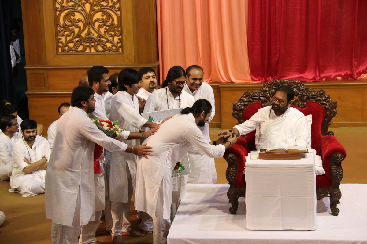 SRMDharampur's tweet photo. #FriendshipDay celebrations with #PujyaGurudevshri at today's pravachan in #Mumbai! #DivineFriend https://t.co/3IO73W7bo7