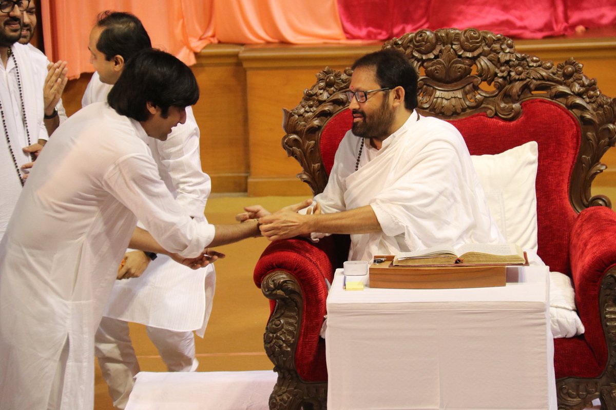 SRMDharampur's tweet photo. #FriendshipDay celebrations with #PujyaGurudevshri at today's pravachan in #Mumbai! #DivineFriend https://t.co/3IO73W7bo7