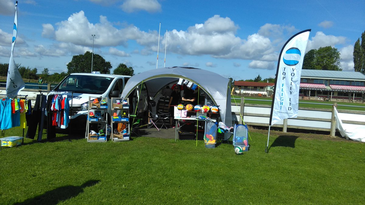 CambridgeVC1's tweet photo. 55 teams 12 leagues on 12 courts. The sun is shining and the balls are flying. @activeanglia @VballEngland #Cambridgetournament https://t.co/2L01QCByDh