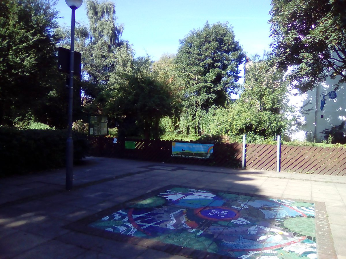 MPSAddison's tweet photo. Meeting on patrol, ward Police team &amp; local gardener, developing solutions tackling ASB in our open spaces. #AddisonWard #OnwardAndUpward https://t.co/OFENjOKPrd