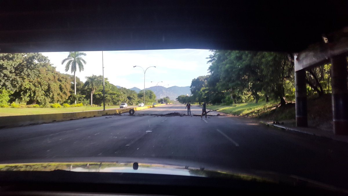 sandiegovial's tweet photo. 8.34am Resistencia del trigal activa, cierre de la autopista del este. https://t.co/IzwnsMnyI1