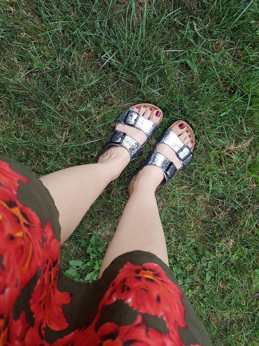 Sweetkisskaty's tweet photo. No ma compratele delle ciabattine sobrie #docksteps https://t.co/zTbrHnNya9