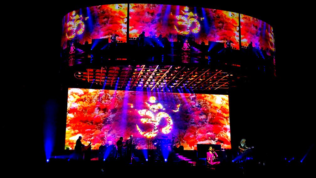 GeralynK's tweet photo. Right here right here right here Namaste right here! #2Fux #AdamLambert Stunning visuals w/a phenomenal voice! #QALHouston 👑🎸🎤🎶💖 https://t.co/LA8sX4Jkku