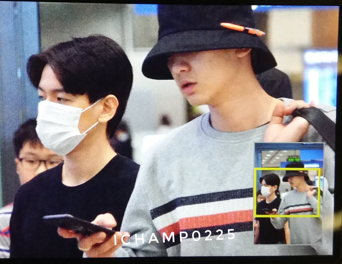 malinw0rld's tweet photo. "เนี่ย ดูดิ บอกแล้วว่าไม่มีอะไร เขาแค่ทักมาสวัสดีวันอาทิตย์เฉยๆ นายเซ็งไรเราวะ"
"ไม่ดู"
"จะดูดีๆหรือจะดูด้วยน้ำตา" https://t.co/dmc5EVRDTz