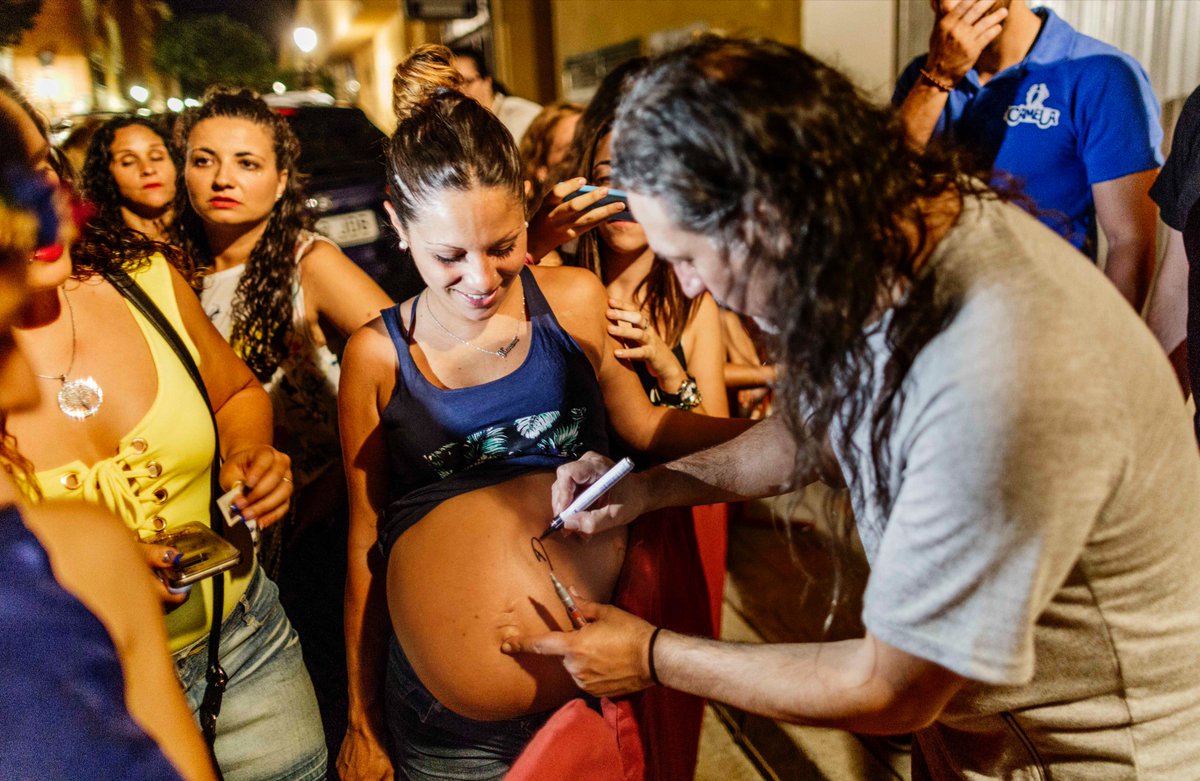 Viaje al mundo de Camela. <a href="/InakoDiazGuerra/">Iñako Díaz-Guerra</a>, Reda Slafi y servidor nos sumergimos en su alucinante universo. elmundo.es/album/papel/hi…