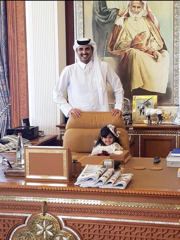 سألت عن الشيخ تميم في اصعب الظروف 
فكافأها بالجلوس على كرسي ( خطاب الثبات )
هذا هوا القائد