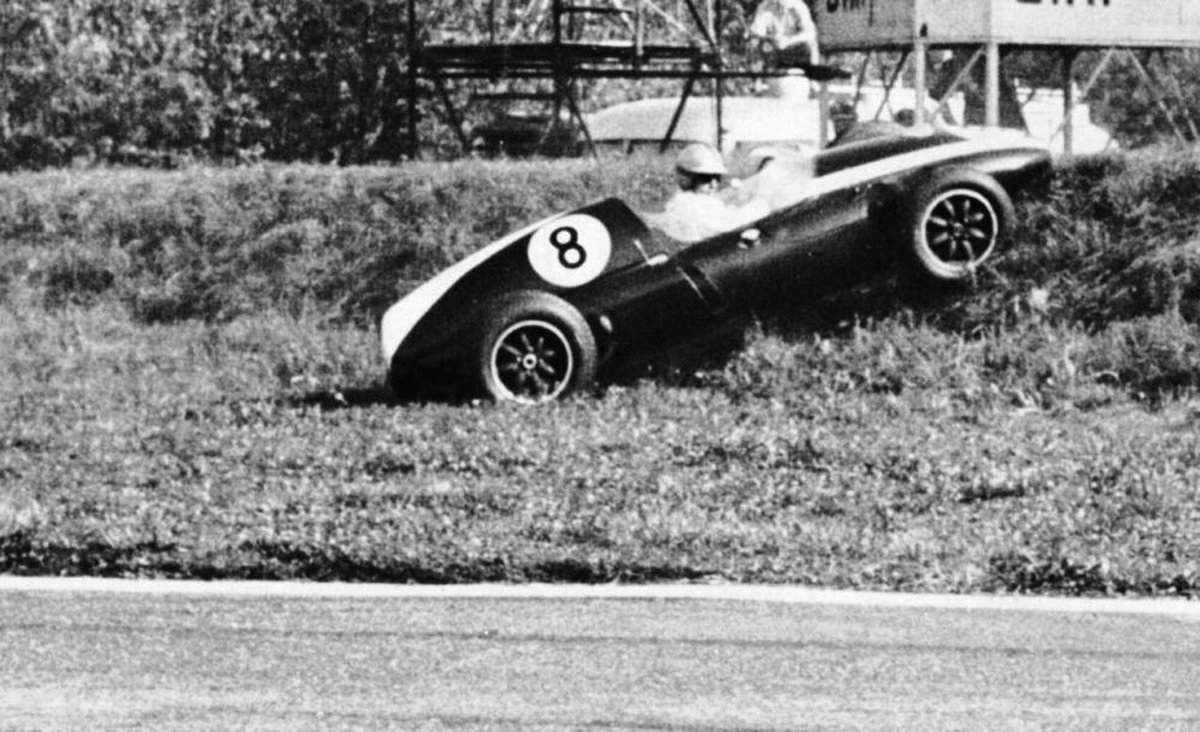 Bruce McLaren goes full Maldonado at Monza in 1959 in the Cooper T51🙈 #F1 #F1History