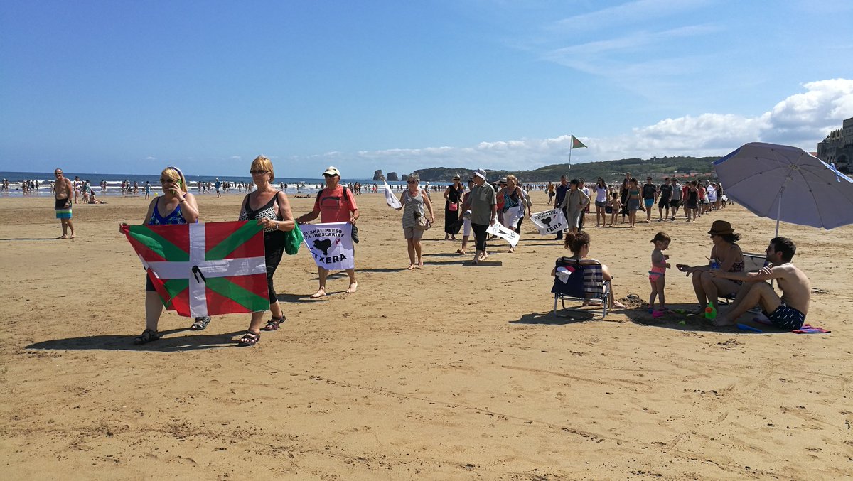 Contraste sur la plage d'Hendaye ce dimanche à midi. Des vacanciers et une manifestation de familles de prisonniers basques