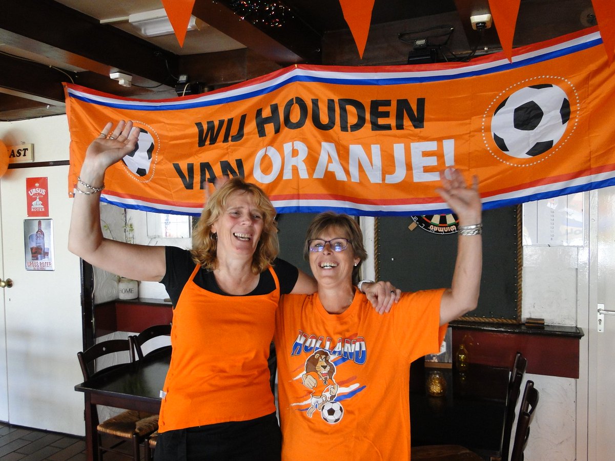 MarkerNews's tweet photo. De dames van 'Flying Sailer' zijn er klaar voor. Vanaf 17.00 uur op groot scherm. #Marken #FlyingSailer #KellyZeeman @WomensEuro2017 #OnsEK https://t.co/6i5UawQ3Q1