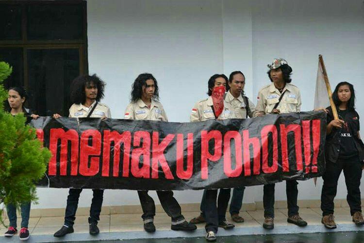 Rafflesia_Mks's tweet photo. Masih edisi Flashback.. Hari Lingkungan Hidup 2014 ...  Stop Memaku Pohon..!! #kparafflesiamakassar #iniAksiku https://t.co/09YEdGXJdD