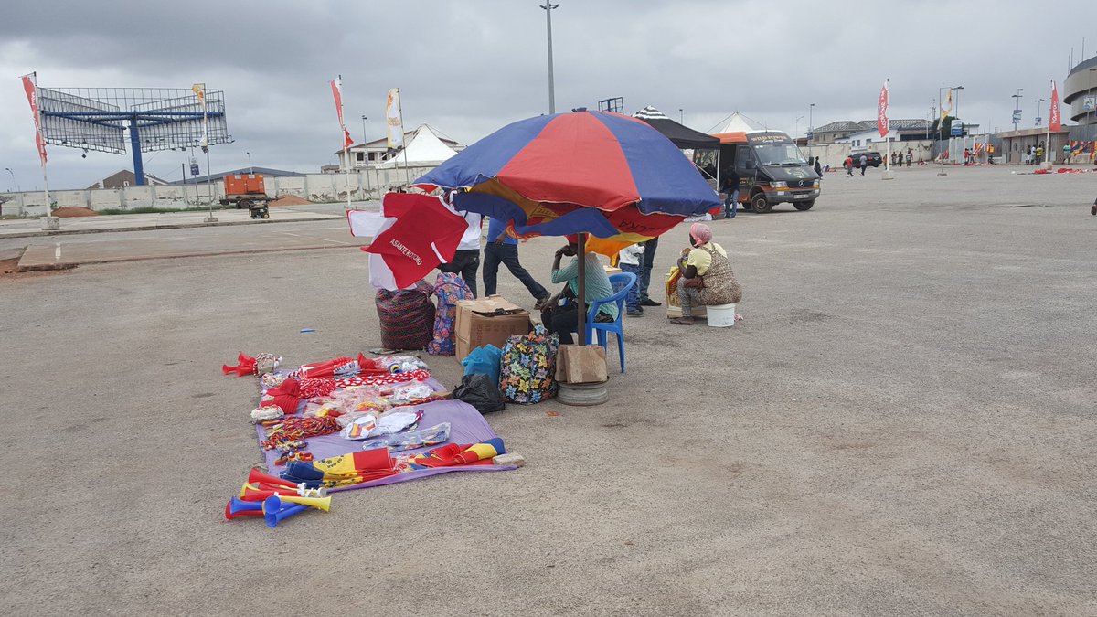 AsanteKotoko_SC's tweet photo. Meanwhile, dealers in Kotoko and Hearts paraphernalia have started displaying their wears outside the stadium. It's the #SuperClash https://t.co/XOWJt6egG8
