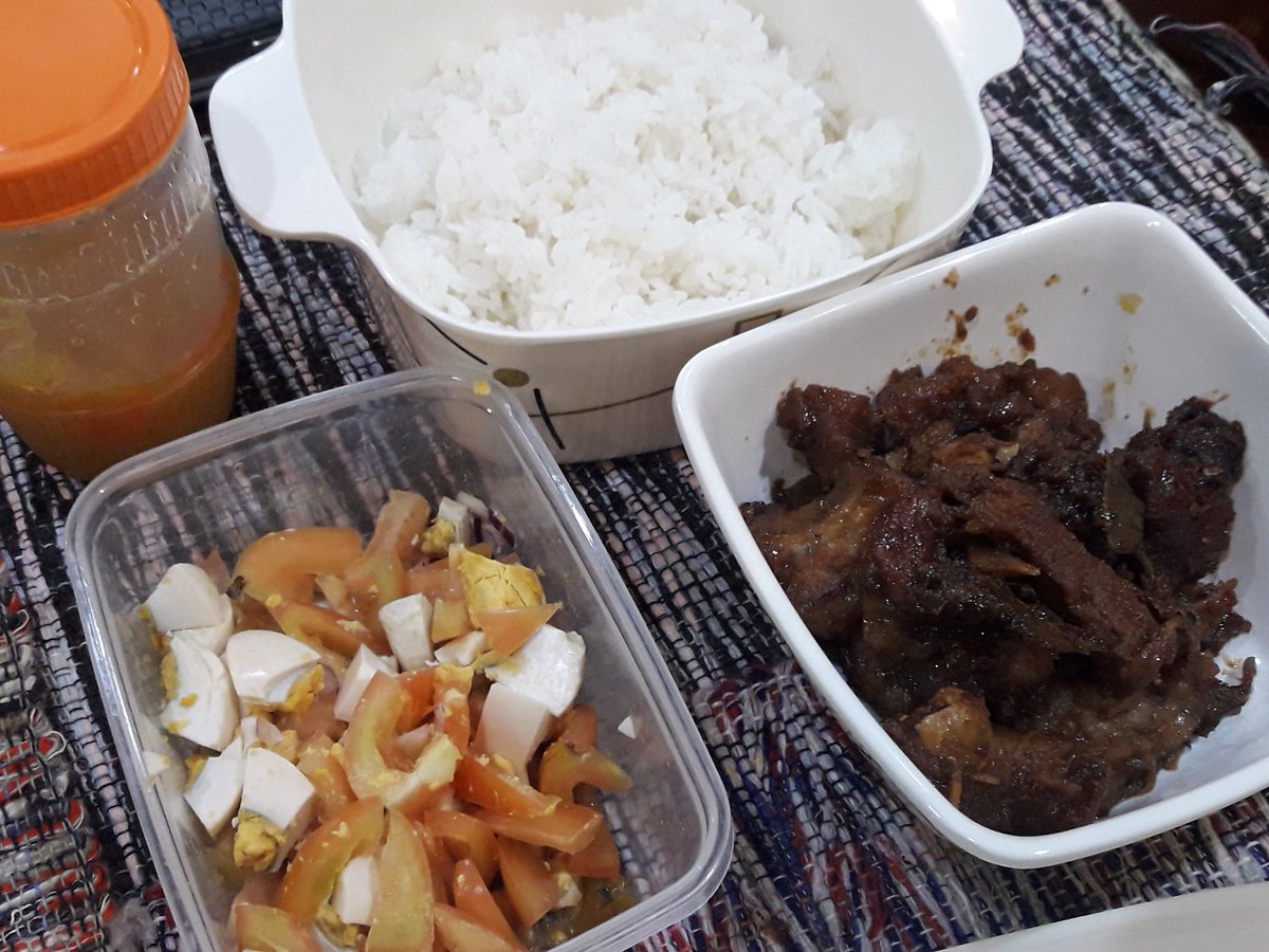 pmmelo's tweet photo. Pork Humba, Salted Egg with tomatoes, Atchara and Rice for Dinner π
#CasaBuena
#CaSarap https://t.co/fjT4Oq9VGt