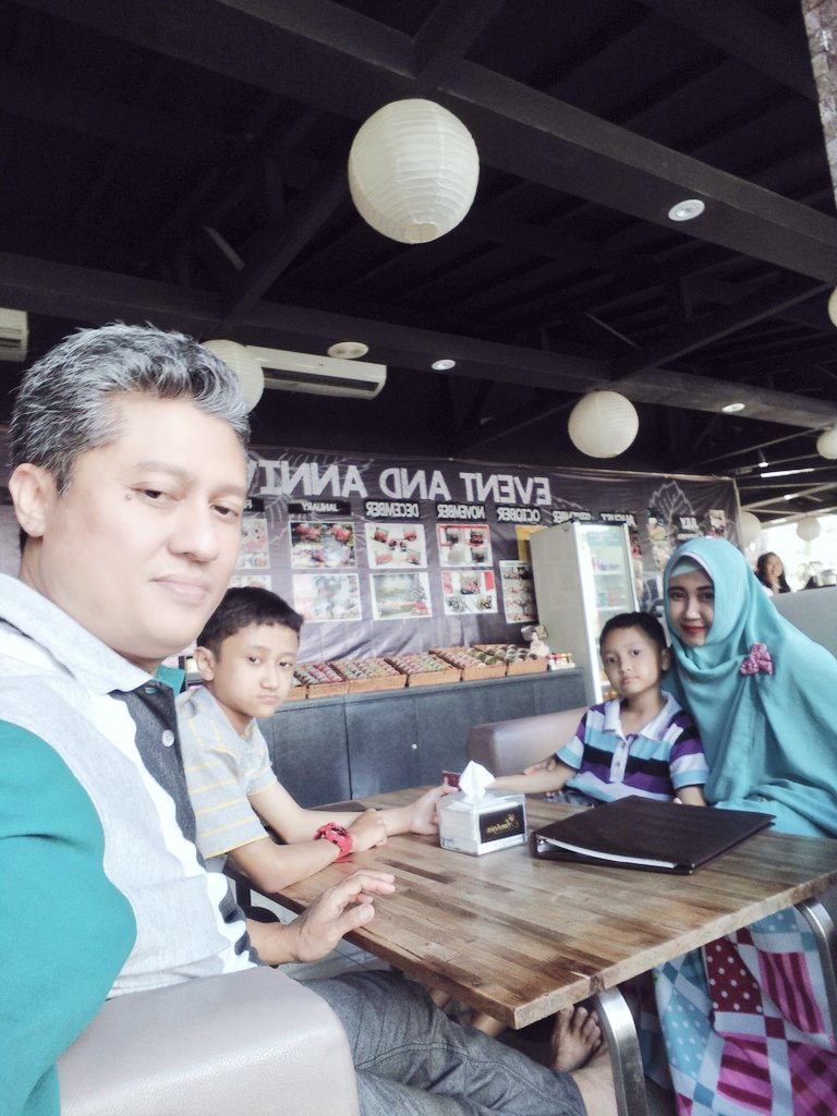 AryaniEmir's tweet photo. Alhamdulillah #ourqualitytime #familyfirst #ahadgembira terimakasih #gramediadiandra #ambojaresto https://t.co/JsyF6eFflC