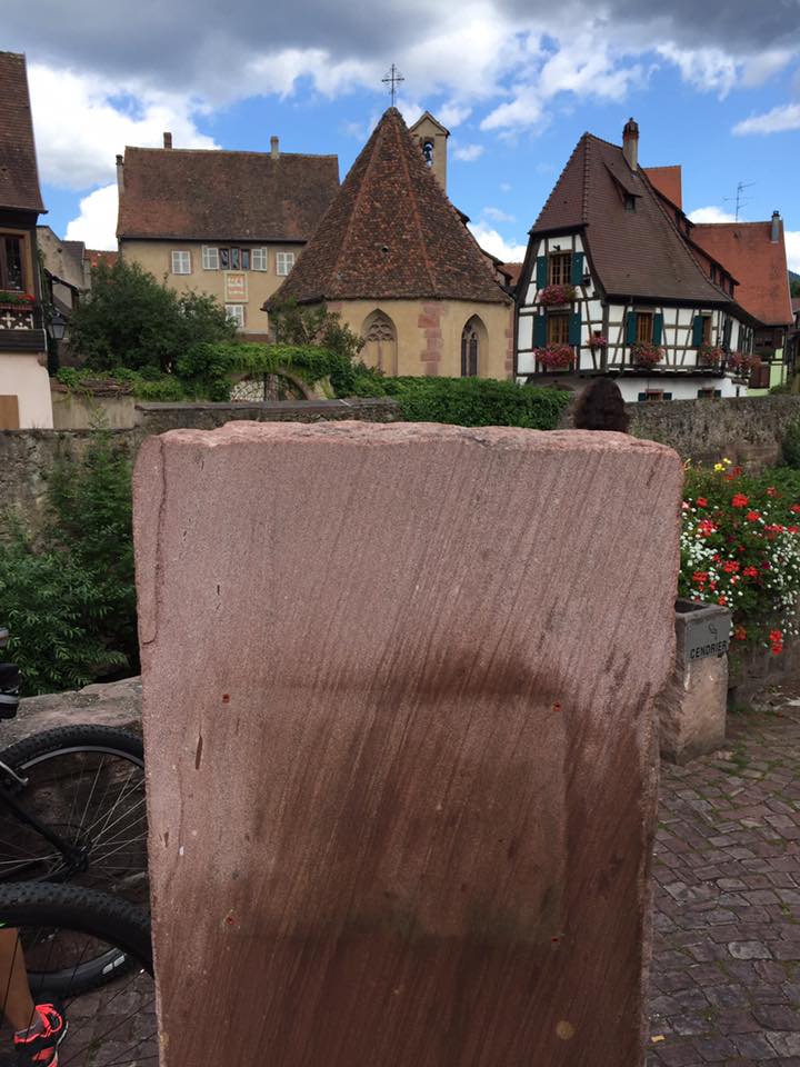 Appel à témoins - Vol de la plaque du #villagepreferedesfrançais cette nuit à #kaysersberg, si vous avez vu ou entendu qqch, contactez-nous!