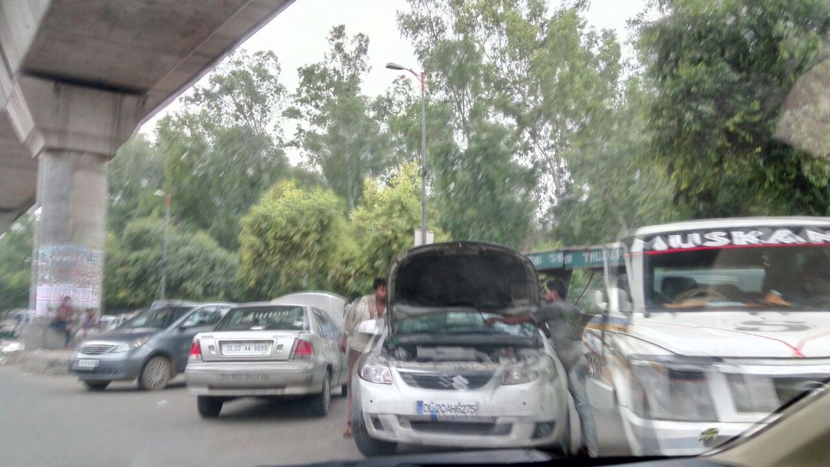 rwapocket2mv1's tweet photo. U-turn near pkt-2 entrance, mayur vihar phase 1, completely blocked by car repairing mechanics DAILY.  Traffic police sleeping???? https://t.co/NMVvtubWTd