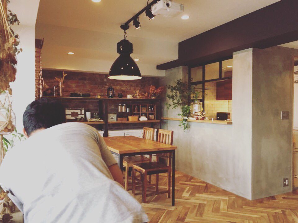 ジメッとした天気が続きますが、今日は晴れ間を狙って与野の竣工物件の撮影です！

#さいたま市
#中央区
#リノベーション
#renovation 
#saitama
#ブリックタイル
#室内窓
#ヘリンボーン
#古材
#オーダー家具
#インテリアコーディネート 
#鈴木慎平