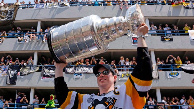 Sidney Crosby brings home Stanley Cup for 3rd time
cbc.ca/1.4237322
