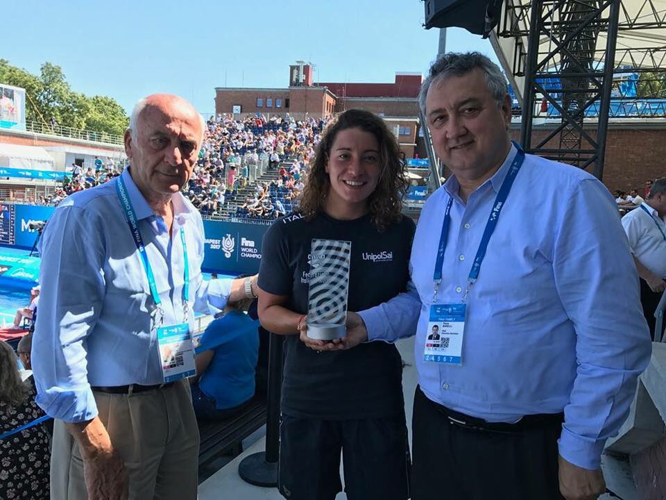 7rosaWP's tweet photo. Questa ve la siete persa?
Roberta #Bianconi premiata da Gianni #Lonzi e da Paolo #Barelli come capocannoniere di @finabp2017
#7rosa 🇮🇹💙 https://t.co/ExCBVbgpAA