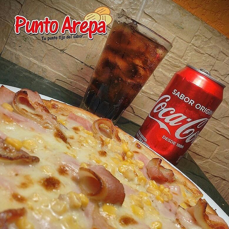 PuntoArepaPF's tweet photo. 😍😍😋 esto es a lo que llamamos una combinación perfecta. Una rica pizza siempre quedara mejor acompañada de un deli… https://t.co/xZVpcZ17aR https://t.co/rHrAuoCG41