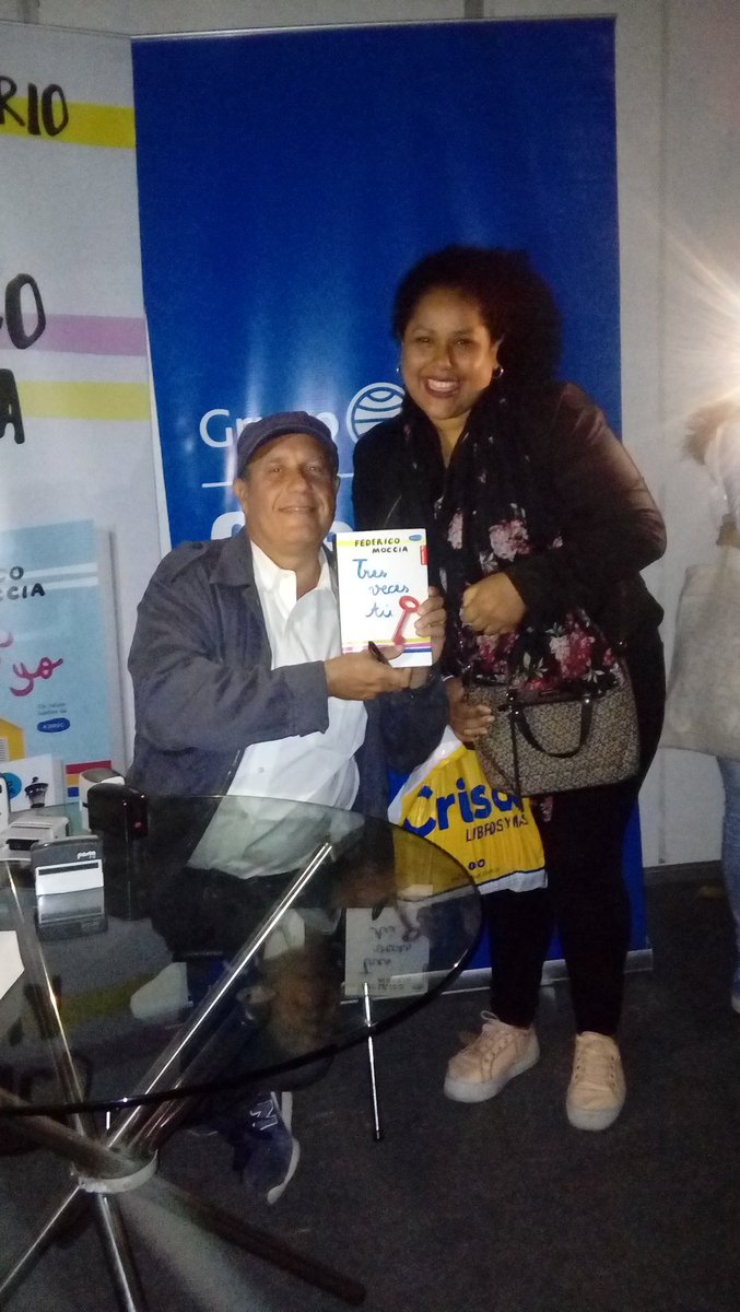 VeroRodrigo_'s tweet photo. @FedericoMoccia @FilLima2017 Eres lo maximo!!!! Quedaré con el recuerdo que hiciste caer mi libro 😄 https://t.co/l9jDQtJ0wg