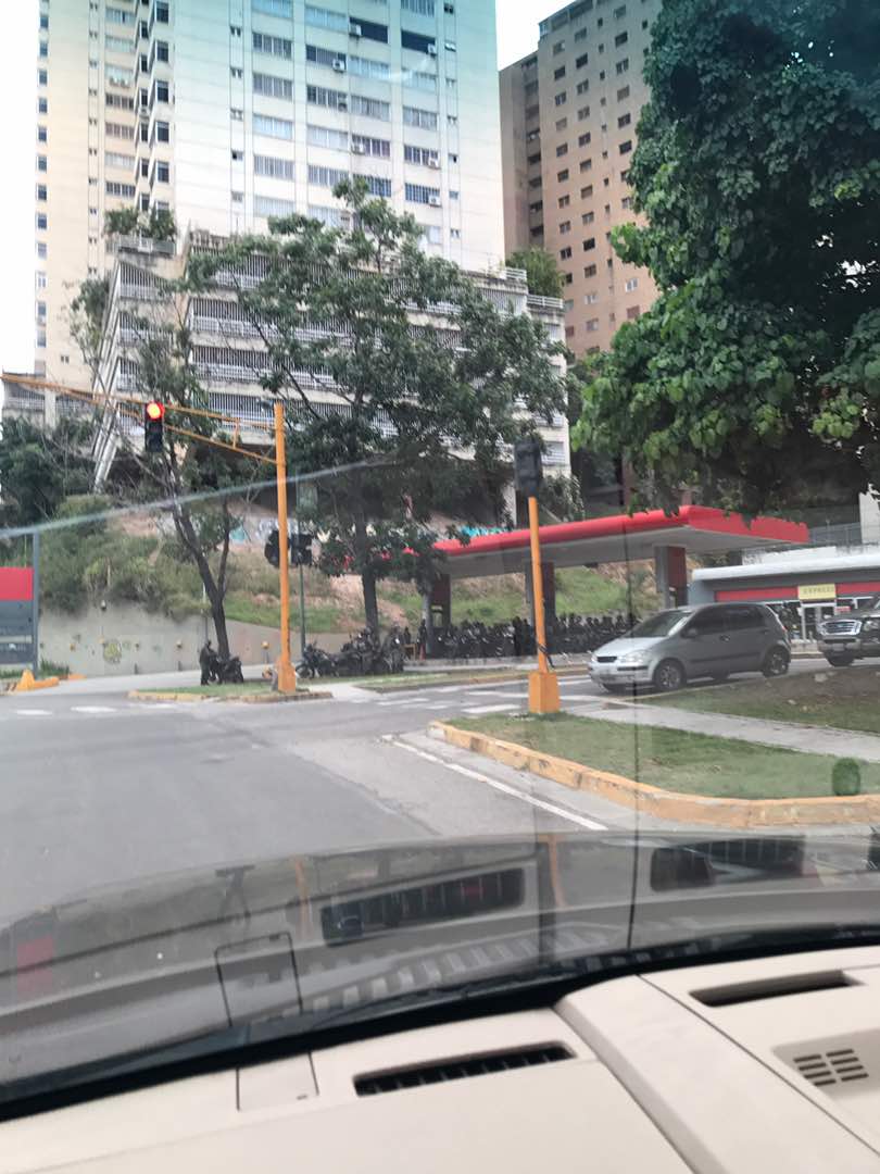 ELTAMBORve's tweet photo. #OídoAlTambor #6ago 12:50pm efectivos de la GNB se encuentran en la bomba del dist. Santa Fe https://t.co/lUGK1ZHbn5