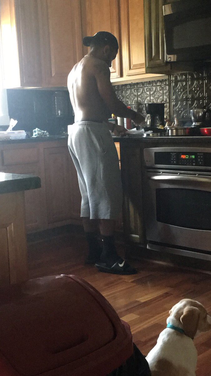 jmo_rice's tweet photo. In here making breakfast on a Sunday morning for me😍😍😍. Probably gonna marry him later today #UpdatesPending https://t.co/fKVCsawA0N