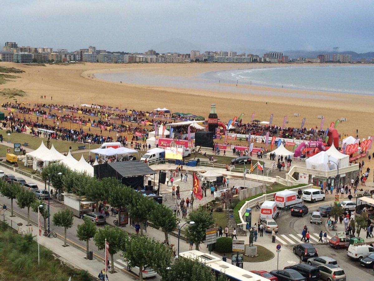 ❤️ #EnjoyTheExperience | Con Laredo ponemos punto y final a una espectacular temporada de #balonmanoplaya ¡GRACIAS! 🙌🙌🔝🔝#CDEBMPlaya17