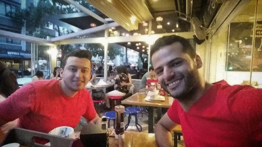 BarisUnver's tweet photo. Hamburger yiyen kırmızı tişörtlüler! 😂 #hamburger #HMBRGR https://t.co/1U94awvEoC https://t.co/DTGLD1Ct9u