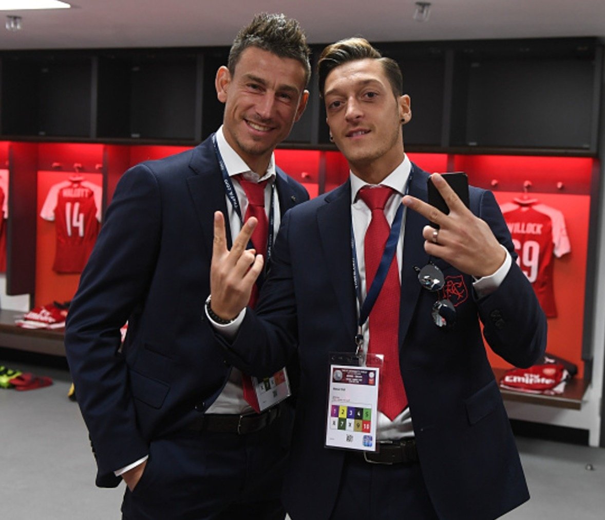 M10's tweet photo. Come On You Gunners! 🔴⚽ @6_LKOSCIELNY #YaGunnersYa #CommunityShield #Wembley @Arsenal https://t.co/7k9UU6Bnqg