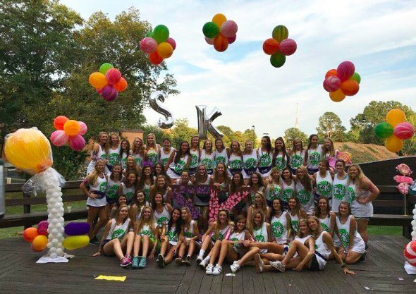 These awesome sisters move into the Sigma Kappa House today and we are beyond excited!!!!!! #onfleEK #wElKometoourhouse #SKHouse2017